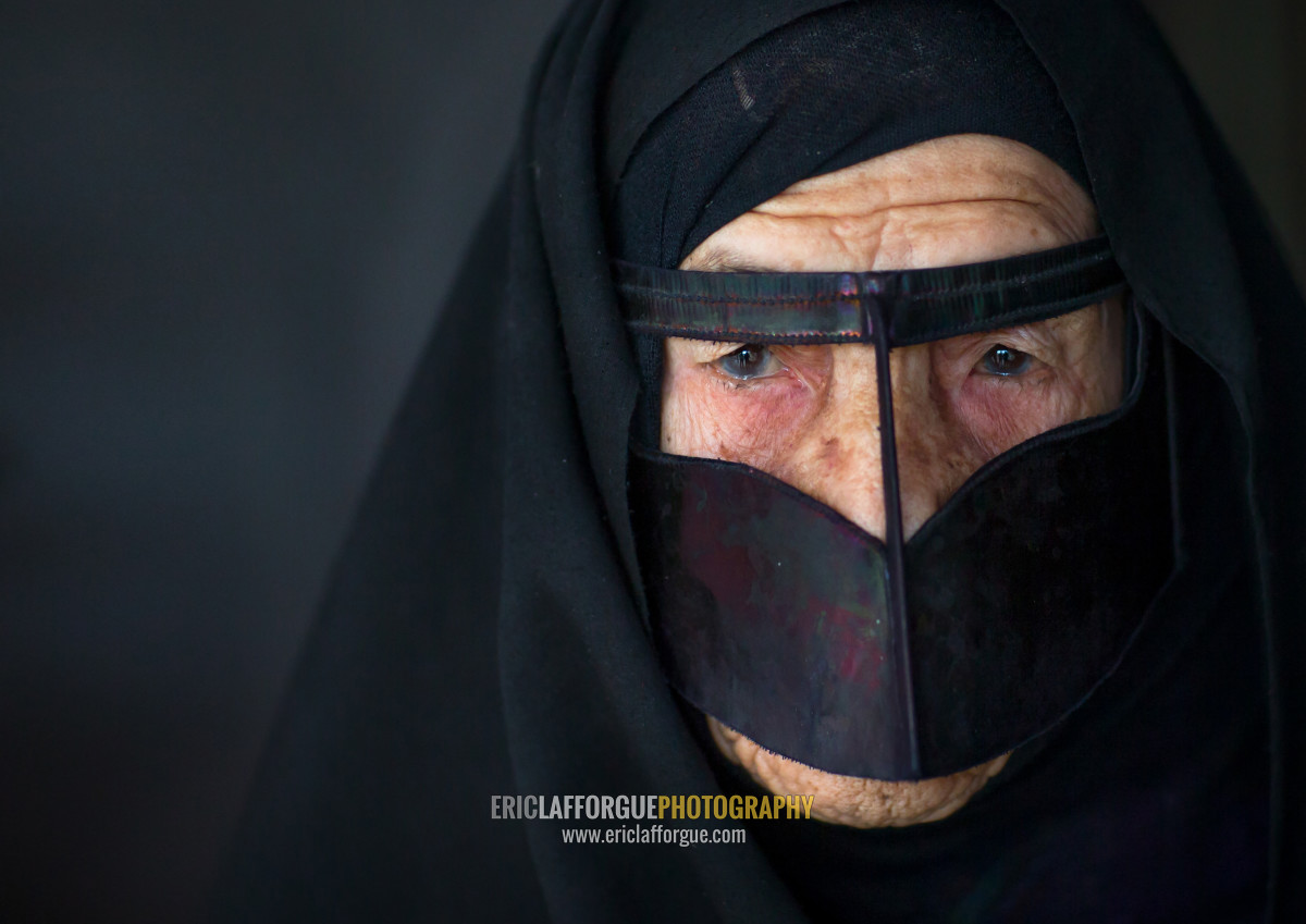 Eric Lafforgue Photography An Old Bandari Woman Wearing A Traditional