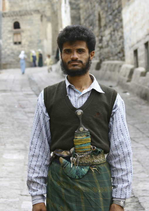 Yemeni man with jambiya in the street, Ibb Governorate, Jibla, Yemen