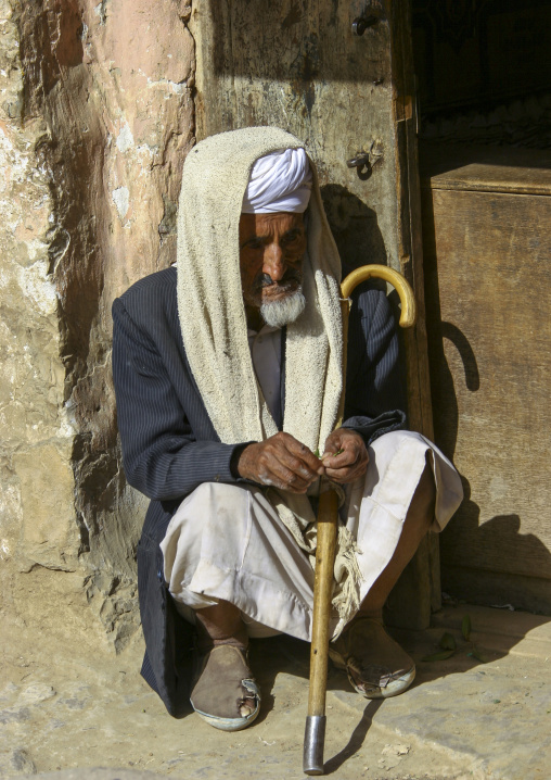 Yemeni senior man with a cane, Amran Governorate, Hababah, Yemen