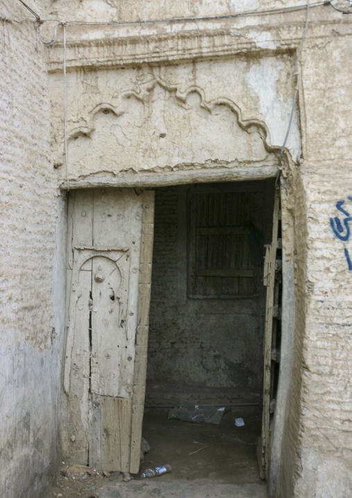 Heritage house wooden door in the old town, Al Hudaydah Governorate, Zabid, Yemen
