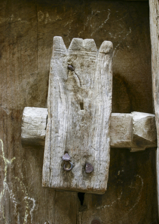 Traditional wooden lock of a door, Haraz Mountains, Al Hajjarah, Yemen