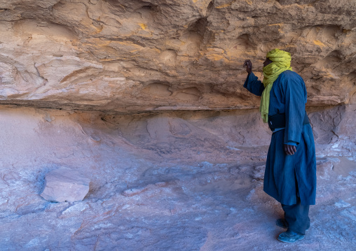 Tuareg searching for rock paintings, Tassili N'Ajjer National Park, Tadrart Rouge, Algeria
