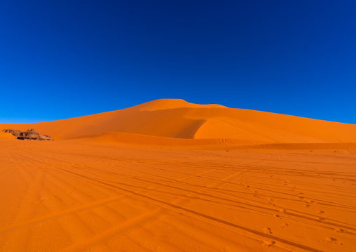 Sand dunes in the Sahara desert, Tassili N'Ajjer National Park, Tadrart Rouge, Algeria