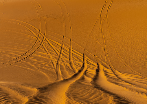 Car tire marks in the sand in Sahara desert, North Africa, Erg Admer, Algeria