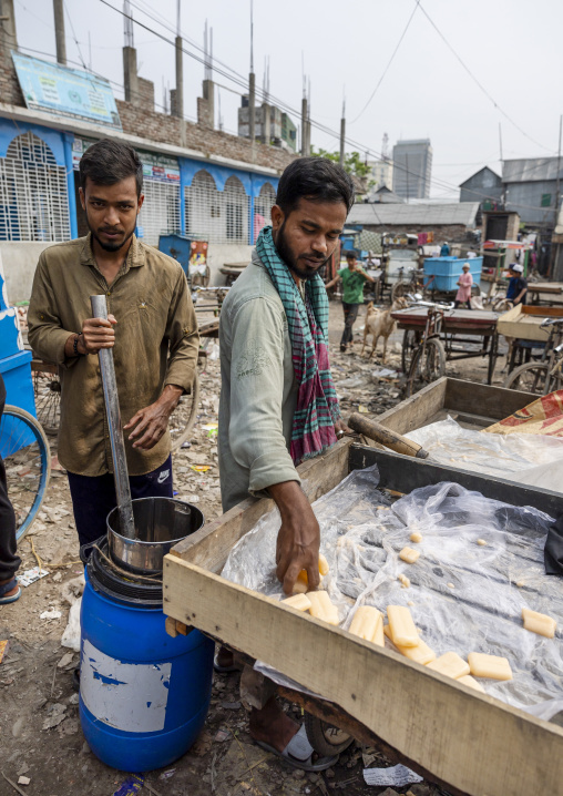 Bangladeshi men selling ice cream in the street, Dhaka Division, Dhaka, Bangladesh