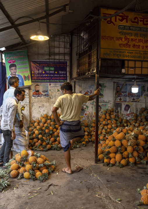 Pinepapples for sale at Kawran Bazar fruits morning market, Dhaka Division, Dhaka, Bangladesh