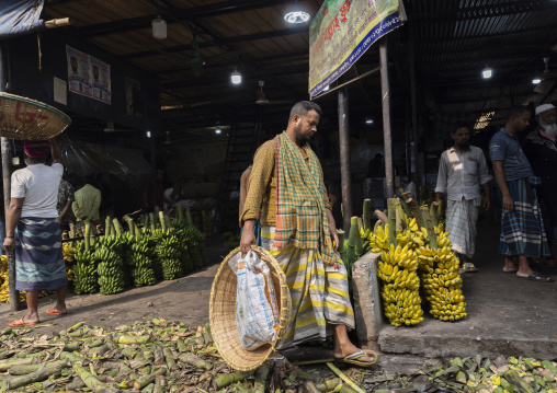 Porter in the Kawran Bazar vegetables and fruits morning market, Dhaka Division, Dhaka, Bangladesh