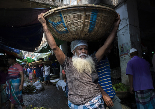 Porter in the Kawran Bazar vegetables and fruits morning market, Dhaka Division, Dhaka, Bangladesh