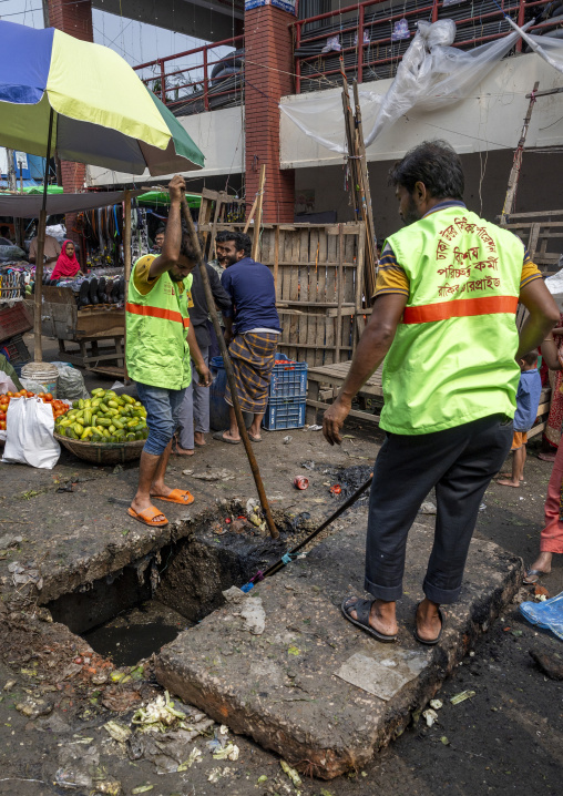 Bangladeshi contract labourers clean a drainage line in Kawran bazar, Dhaka Division, Dhaka, Bangladesh