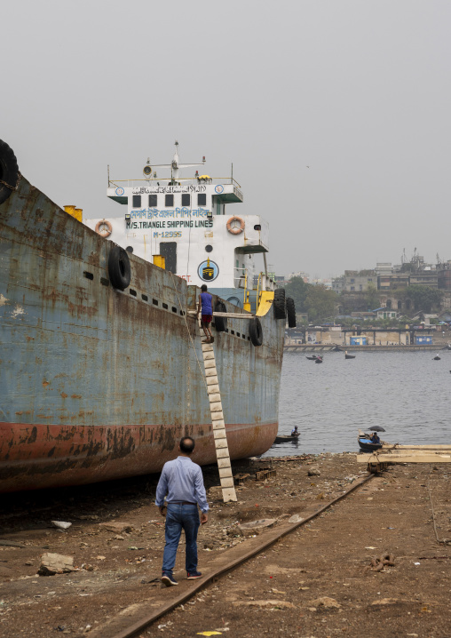 Bangladeshi workers at Dhaka shipyard, Dhaka Division, Keraniganj, Bangladesh