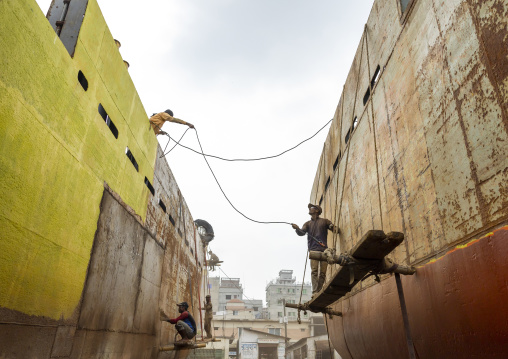 Bangladeshi workers at Dhaka shipyard, Dhaka Division, Keraniganj, Bangladesh