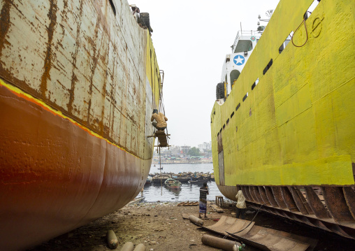 Bangladeshi workers at Dhaka shipyard, Dhaka Division, Keraniganj, Bangladesh