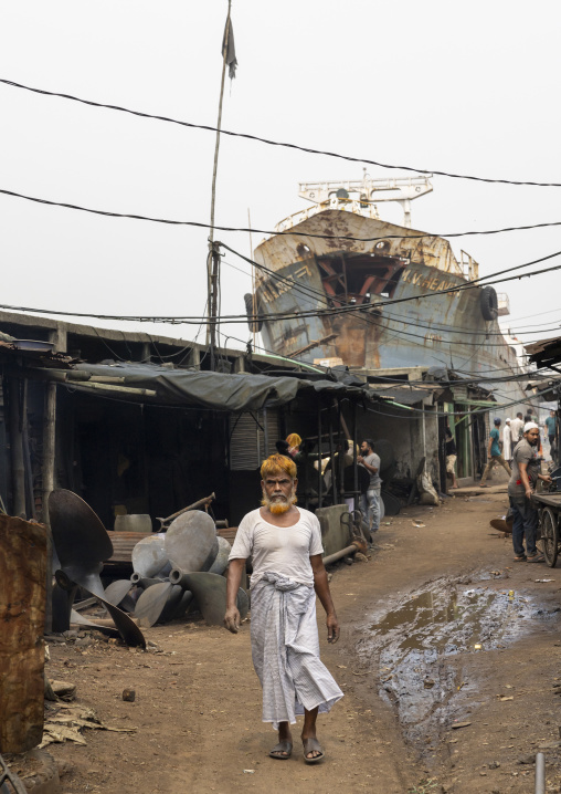 Bangladeshi worker at Dhaka shipyard, Dhaka Division, Keraniganj, Bangladesh