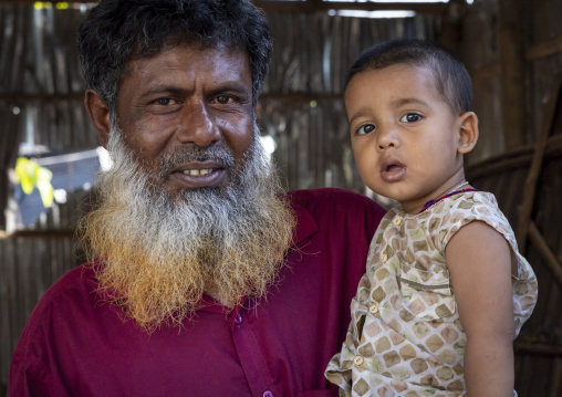 Portrait of a bangladeshi father whith his daughter, Rajshahi Division, Rajshahi, Bangladesh