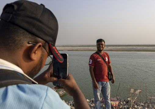 Bangladeshi tourists taking pictures, Rajshahi Division, Rajshahi, Bangladesh