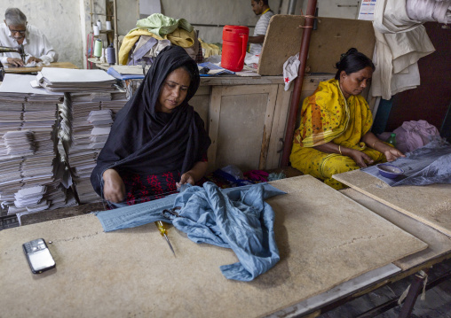 Bangladeshi workers working in textile industry, Rajshahi Division, Rajshahi, Bangladesh