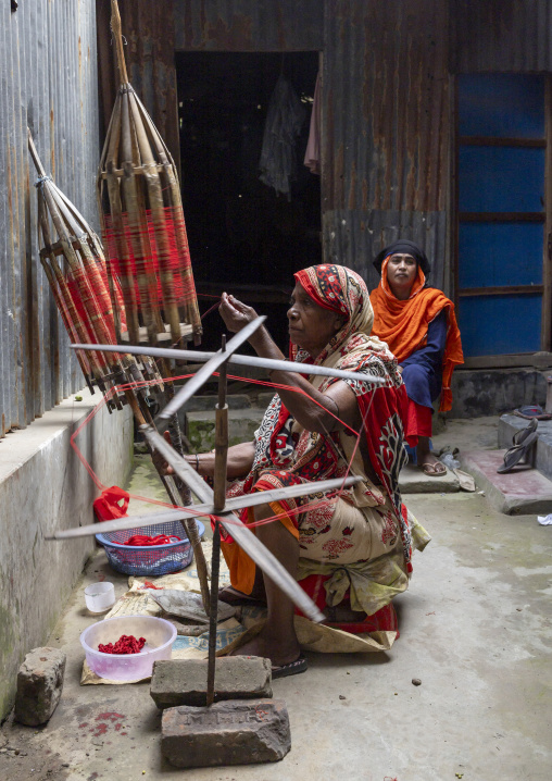 Bangladeshi women weaving in a tradtional way, Dhaka Division, Rupganj, Bangladesh