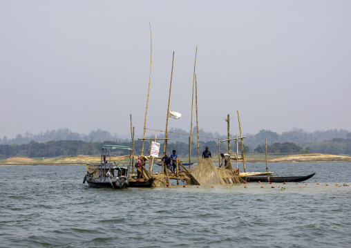 Bangladeshi fishermen pulling out fishing nets from Kaptai Lake, Chittagong Division, Rangamati Sadar, Bangladesh