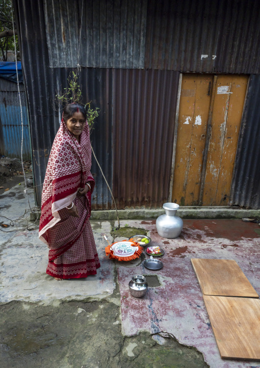 Hindu woman waiting Lord Shiva to offer food at Lal Kach festival, Dhaka Division, Munshiganj Sadar, Bangladesh