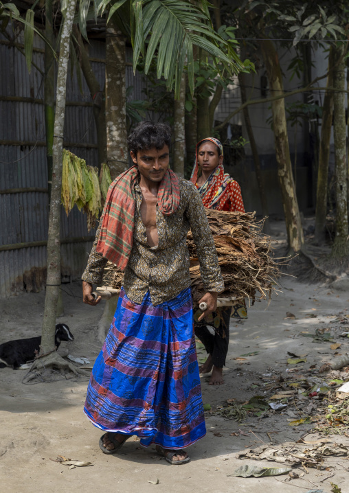 Bangladeshi couple carrying dried tobacco leaves, Rangpur Division, Rangpur, Bangladesh