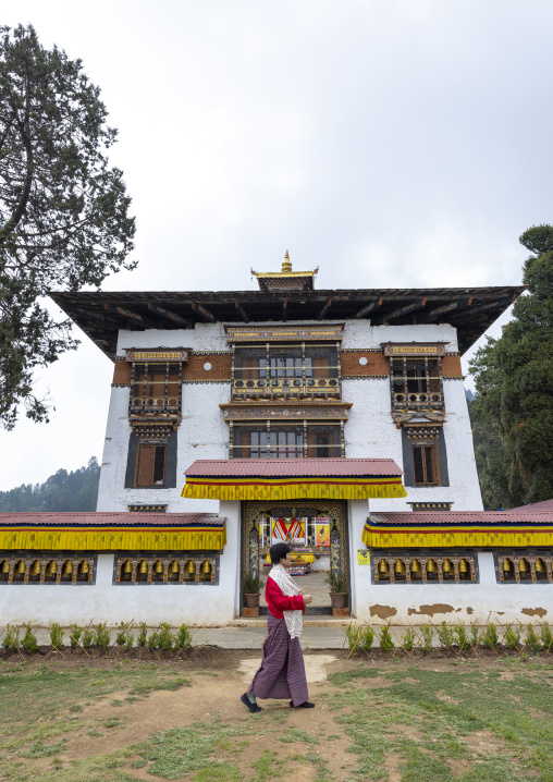 Butanese woman in front of Tashigang Gonpa, Punakha dzongkhag, Punakha, Bhutan