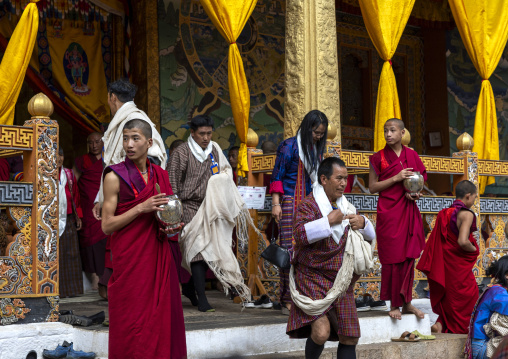 Bhutanese monks and pilgrims in Punakha dzong, Punakha dzongkhag, Punakha, Bhutan