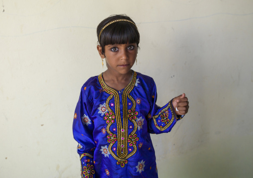 Bedouin girl wearing traditional clothing, Ash Sharqiyah, Ibra, Oman
