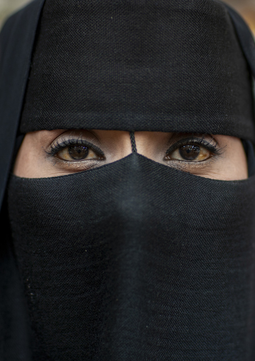 Veiled woman close up, Dhofar, Salalah, Oman
