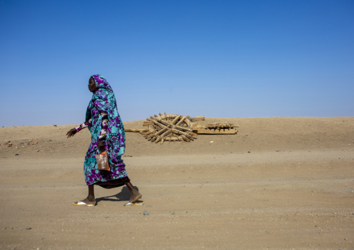 Sudan, Northern province, Delgo, Nubian woman passing in front of an old well
