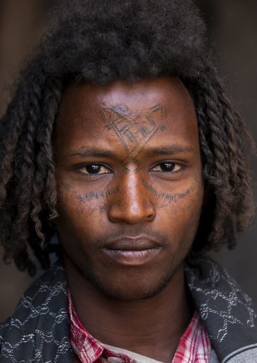 Afar tribe man with curly hair and facial tattoos, Afar Region, Assayta, Ethiopia