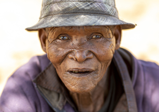 Old bushman hunter, Otjozondjupa, Tsumkwe, Namibia