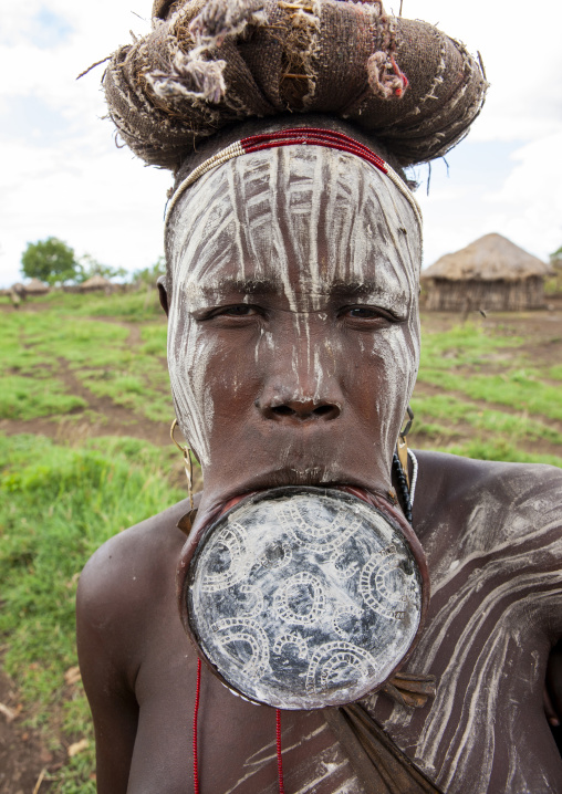 Portrait of a Mursi tribe woman with lip plate, Omo valley, Hana Mursi, Ethiopia