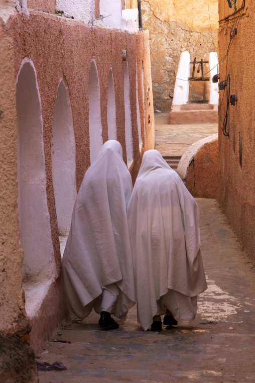 Mozabite women in white haïk in the streets of Ksar El Atteuf, North Africa, Ghardaia, Algeria