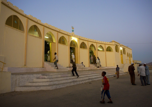Muslim men going to pray to the grand mosque, Anseba, Keren, Eritrea