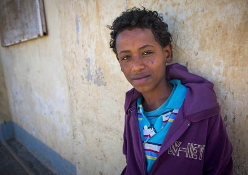 Portrait of an eritrean teenager, Debub, Dekemhare, Eritrea