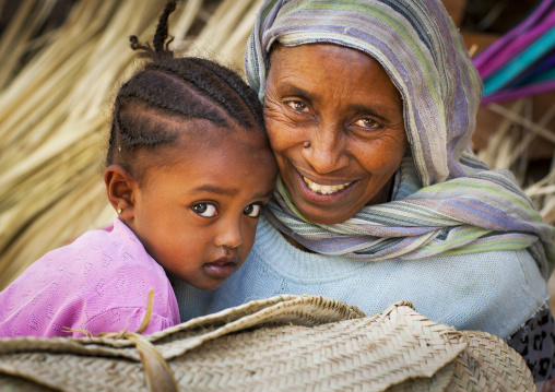 Portrait of an eritrean mother and her daughter, Debub, Mendefera, Eritrea