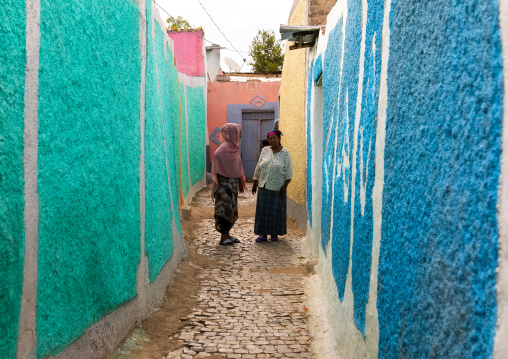 Ethiopian women in a narrow alley of the old town, Harari Region, Harar, Ethiopia