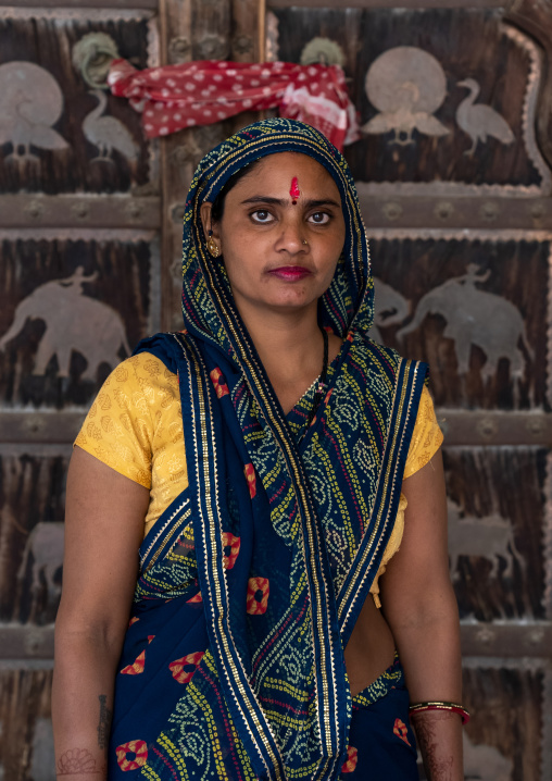 Portrait of a Rajasthani woman in Galtaji temple, Rajasthan, Jaipur, India