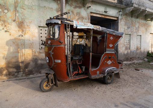 Red rickshaw in the street, Rajasthan, Dundlod, India