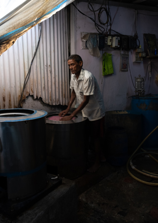 Laundry Worker in Dhobi Ghat, Maharashtra state, Mumbai, India