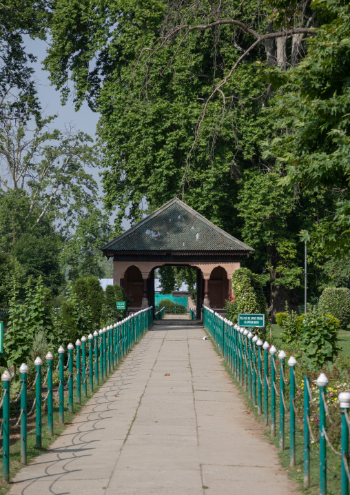 ￼Pavillon in Shalimar Bagh Mughal garden, Jammu and Kashmir, Srinagar, India