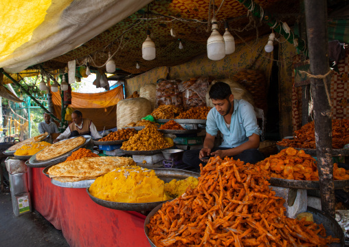 Indian men selling tradional street food, Jammu and Kashmir, Srinagar, India