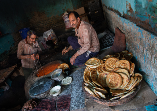 Baker making and selling bread, Jammu and Kashmir, Srinagar, India