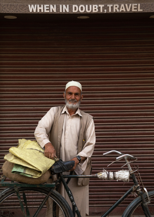 Portrait of a kashmiri man with his bicycle, Jammu and Kashmir, Srinagar, India