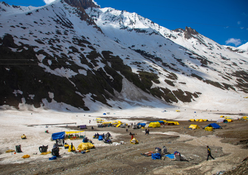 Winter activities in the mountain, Ladakh, Zoji La pass, India