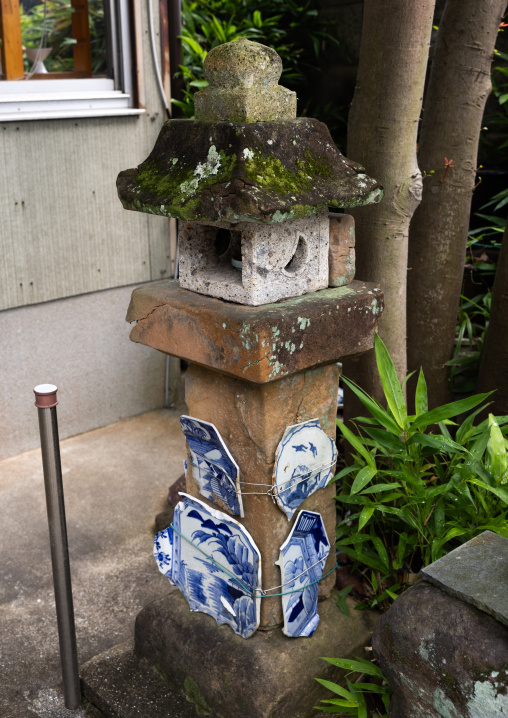 Lantern with porcelaine broken pieces, Kyushu region, Arita, Japan