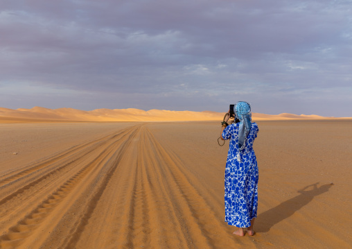Tourist taking picture of a Rub al Khali dune, Najran Province, Thar, Saudi Arabia