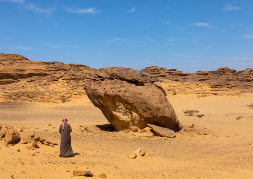 Saudi man walking in the desert, Najran Province, Thar, Saudi Arabia