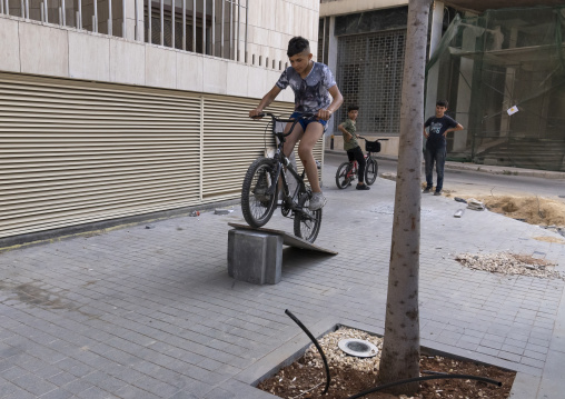 BMX syrian biker performing in the street, Beirut Governorate, Beirut, Lebanon