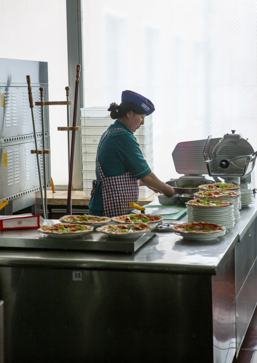 North Korean pizzeria cook in an italian restaurant, DGC, Pyongyang, North Korea